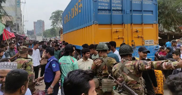 সড়ক দুর্ঘটনায় তরুণের মৃত্যুর ঘটনার পর এলাকাবাসীর জমায়েত